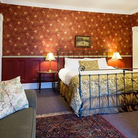 Rogues Harbor Inn Lansing Екстериор снимка