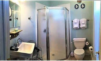 Rogues Harbor Inn Lansing Екстериор снимка