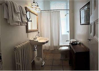 Rogues Harbor Inn Lansing Екстериор снимка