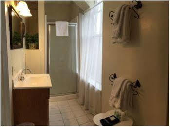 Rogues Harbor Inn Lansing Екстериор снимка