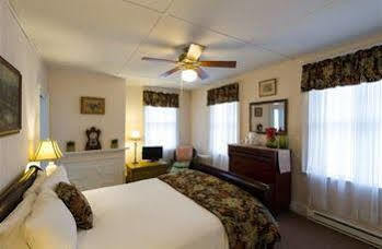 Rogues Harbor Inn Lansing Екстериор снимка