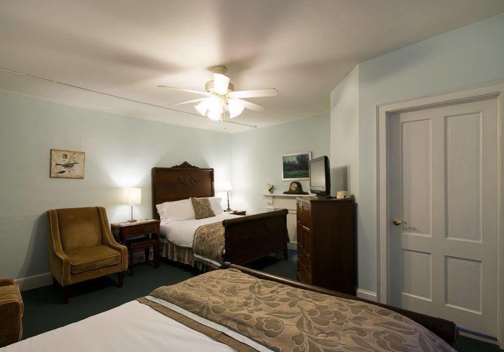 Rogues Harbor Inn Lansing Екстериор снимка