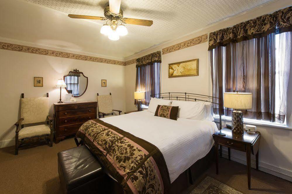 Rogues Harbor Inn Lansing Екстериор снимка