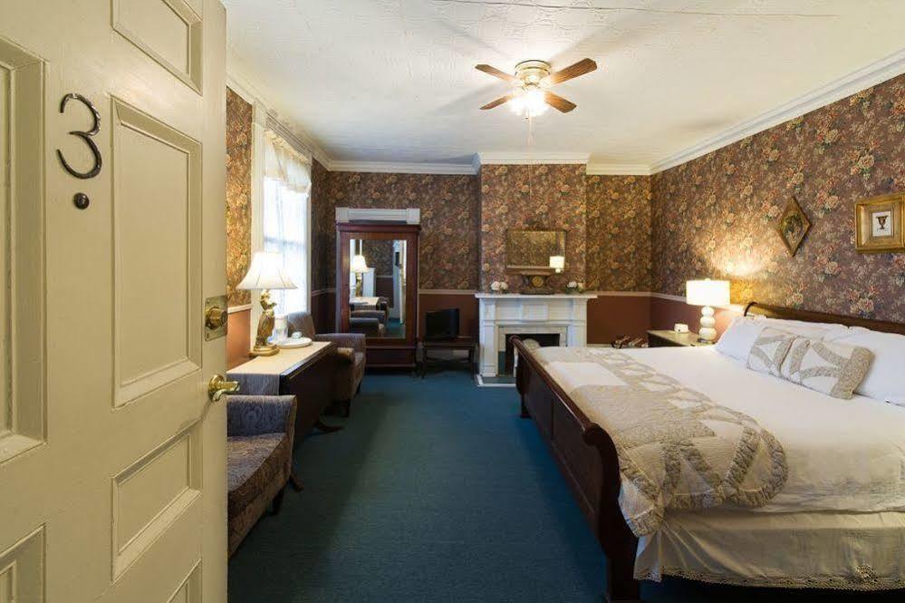 Rogues Harbor Inn Lansing Екстериор снимка