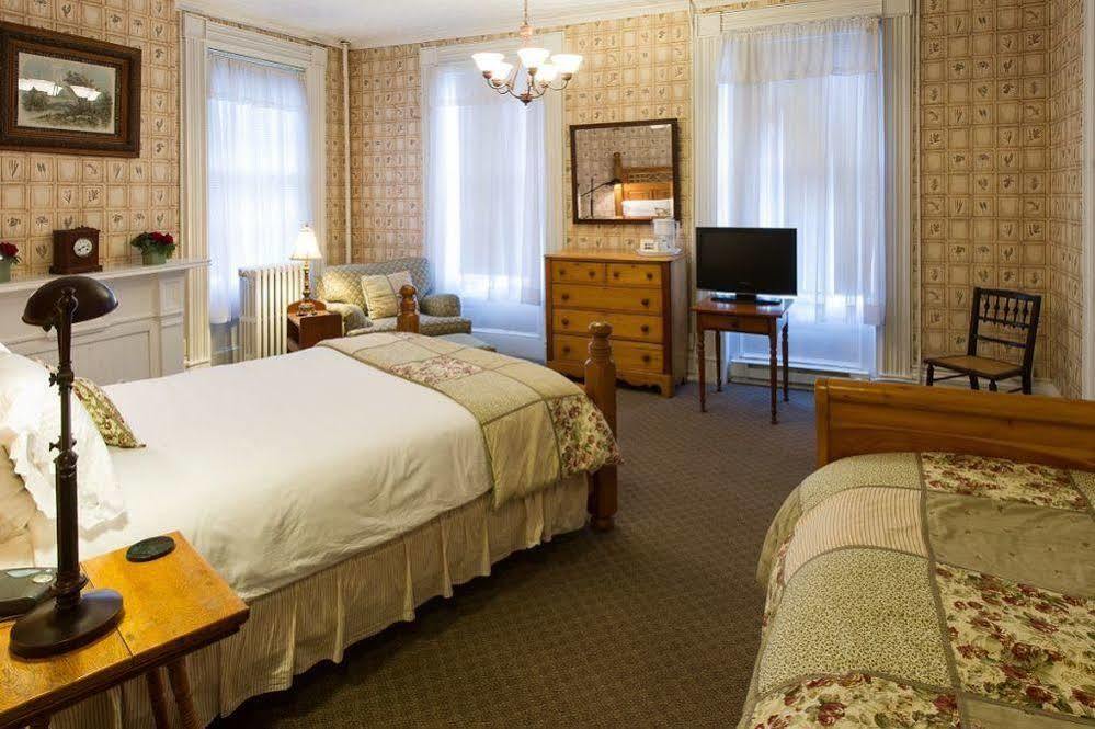 Rogues Harbor Inn Lansing Екстериор снимка