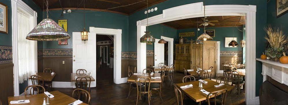 Rogues Harbor Inn Lansing Екстериор снимка